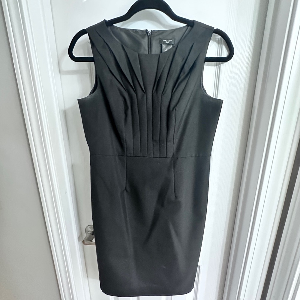 Ann Taylor 4P Black Sleeveless Dress